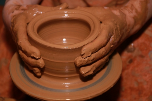 Poczuj, odkryj glinę – warsztaty ceramiczne to jest to!
